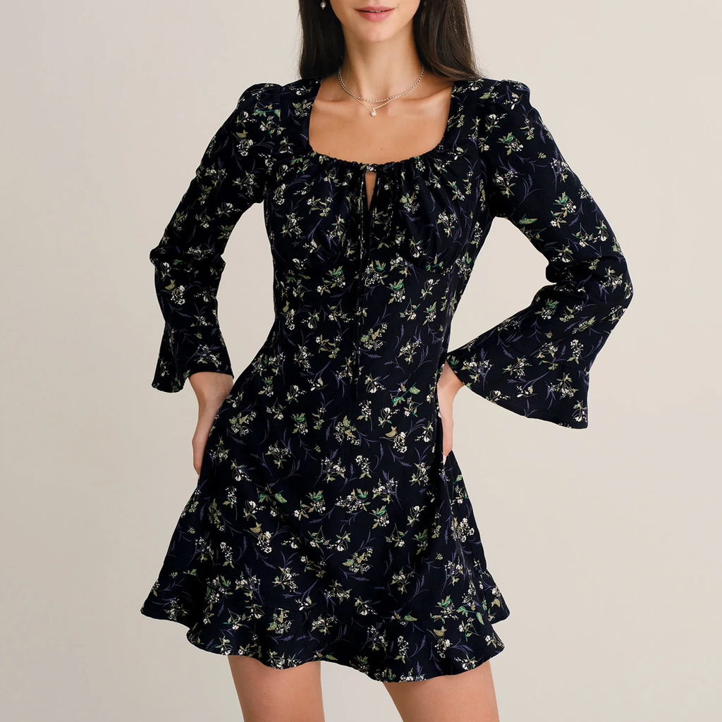 Marineblaues Mini‑Kleid mit quadratischem Ausschnitt, Blumenmuster und Rüschenbesatz