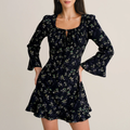 Marineblaues Mini‑Kleid mit quadratischem Ausschnitt, Blumenmuster und Rüschenbesatz