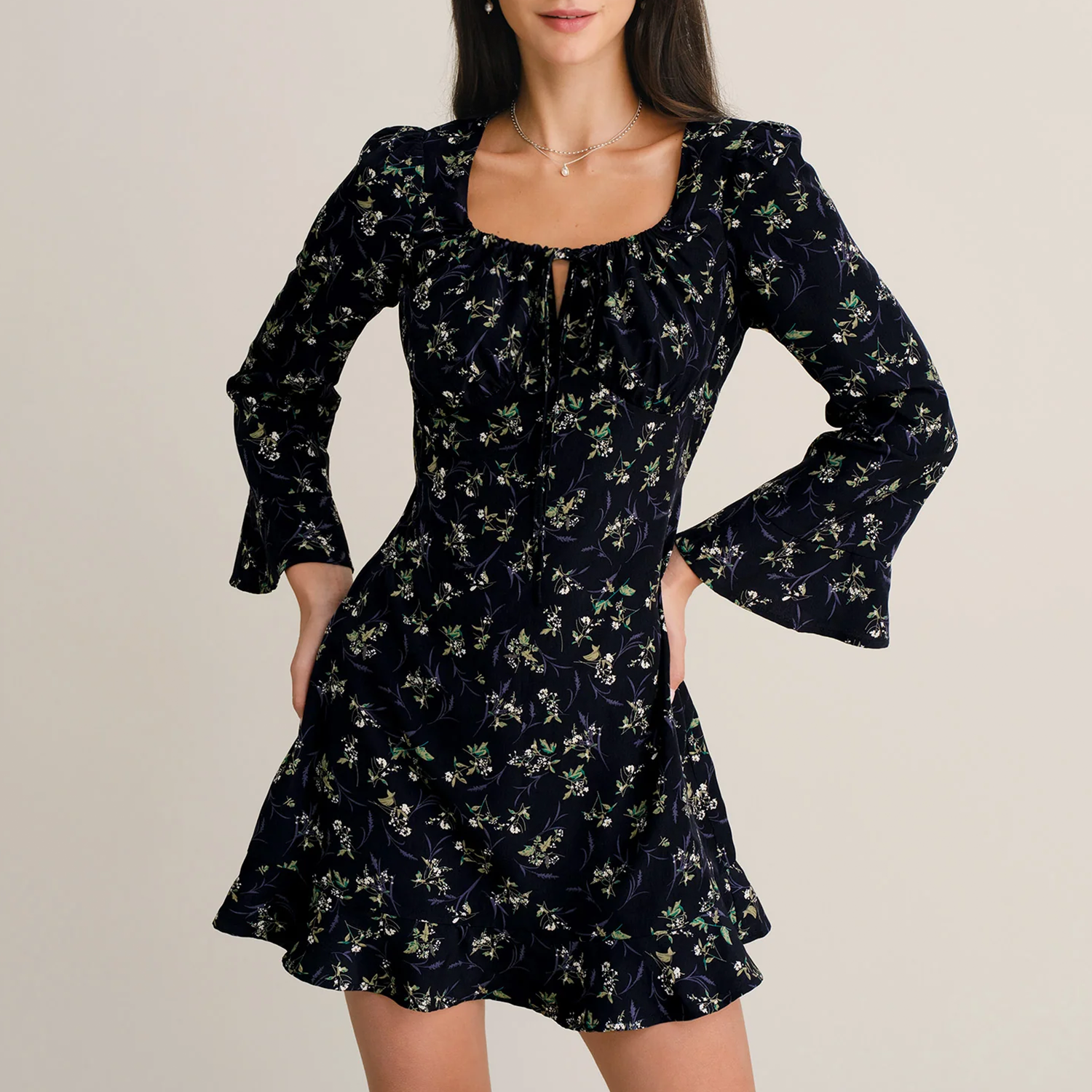 Marineblaues Mini‑Kleid mit quadratischem Ausschnitt, Blumenmuster und Rüschenbesatz
