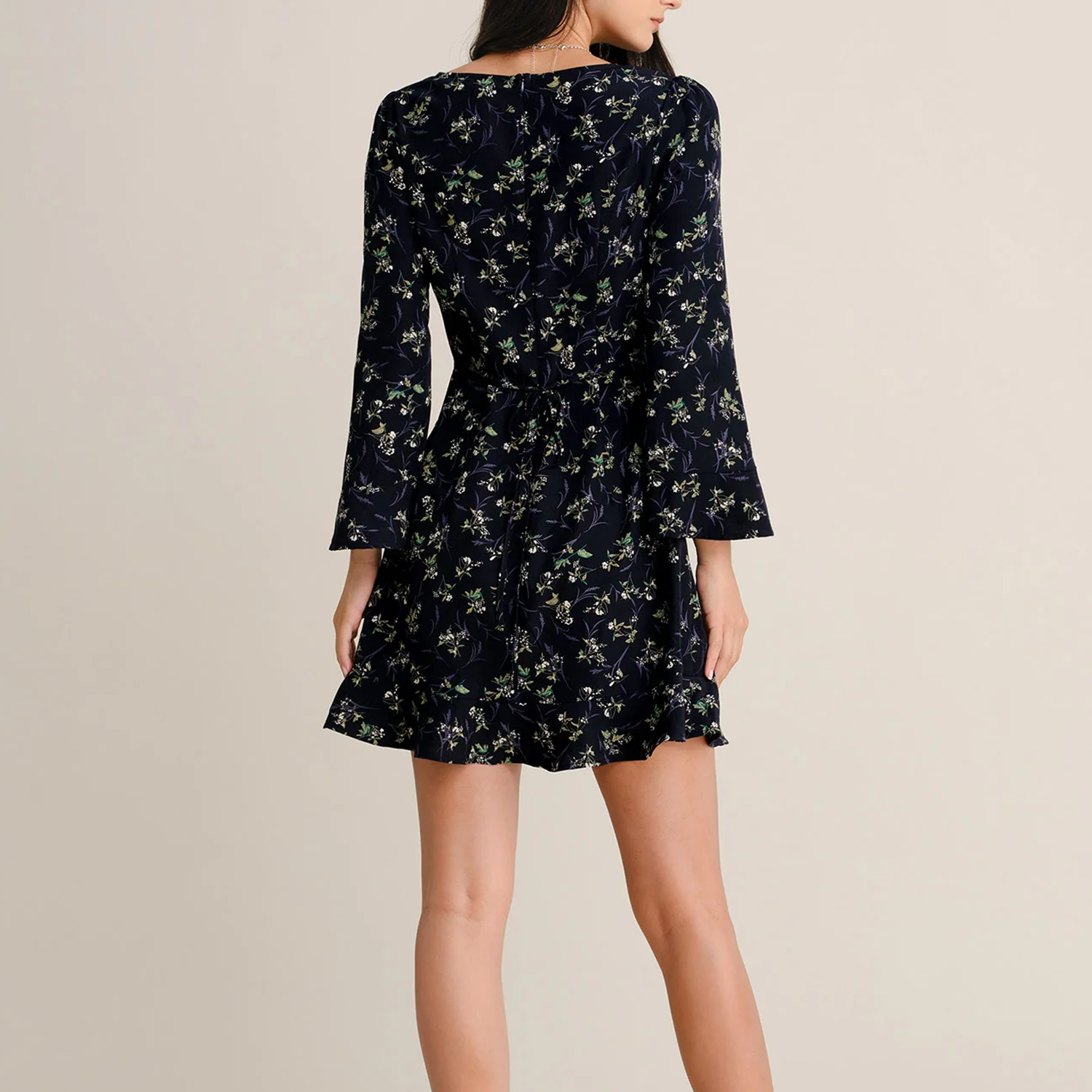 Marineblaues Mini‑Kleid mit quadratischem Ausschnitt, Blumenmuster und Rüschenbesatz
