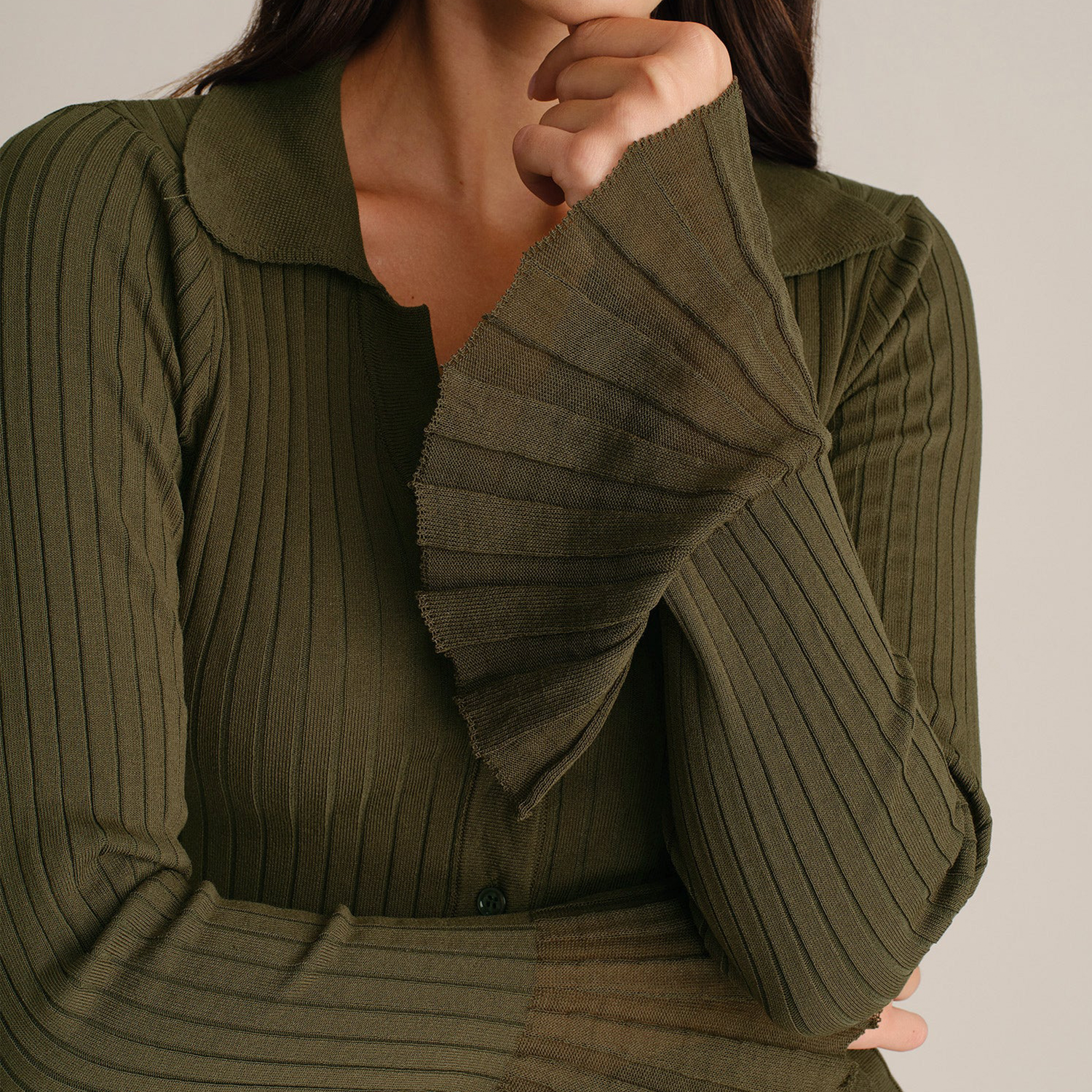 Grüner strukturierter Strick‑Cardigan mit Kragen, Glockenärmeln und Knopfverschluss
