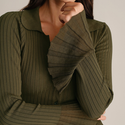 Grüner strukturierter Strick‑Cardigan mit Kragen, Glockenärmeln und Knopfverschluss