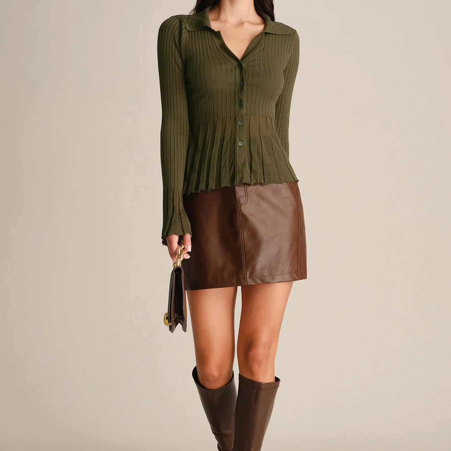 Grüner strukturierter Strick‑Cardigan mit Kragen, Glockenärmeln und Knopfverschluss