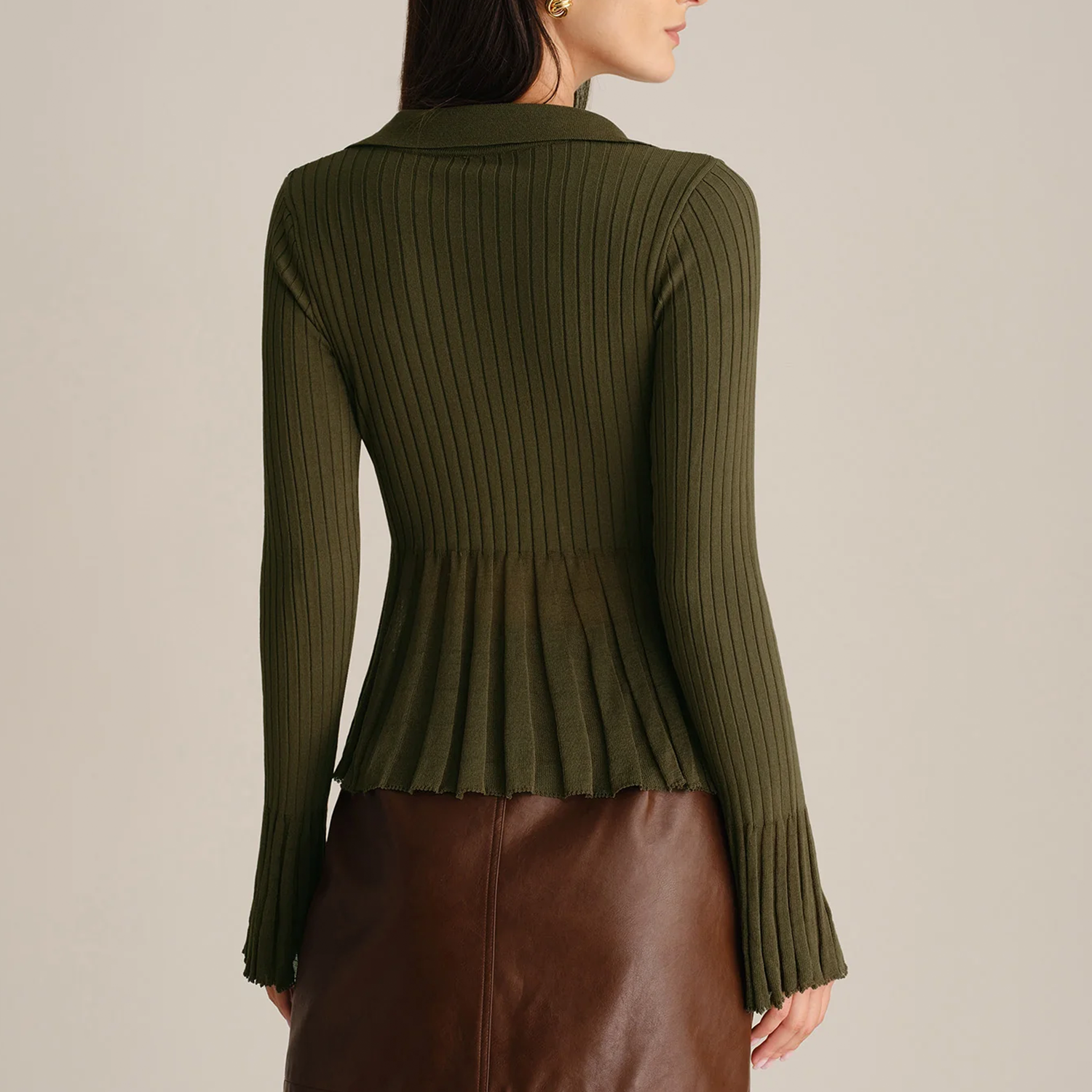 Grüner strukturierter Strick‑Cardigan mit Kragen, Glockenärmeln und Knopfverschluss