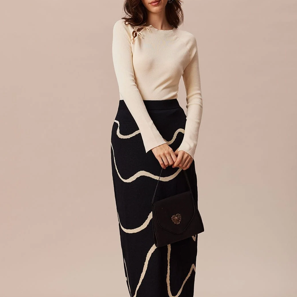 Beiges geripptes Strick‑Oberteil mit Cut‑Out‑Elementen und Schleifendetails