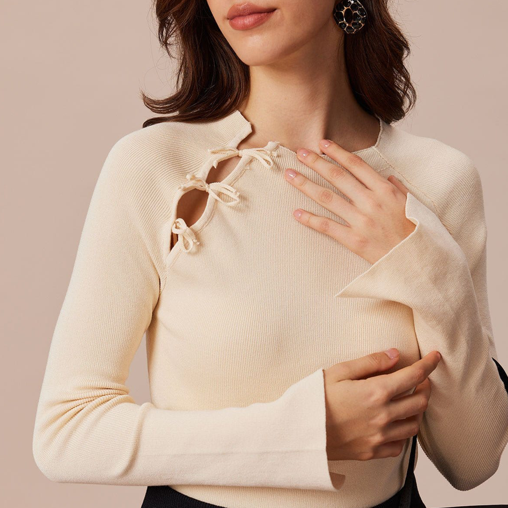 Beiges geripptes Strick‑Oberteil mit Cut‑Out‑Elementen und Schleifendetails