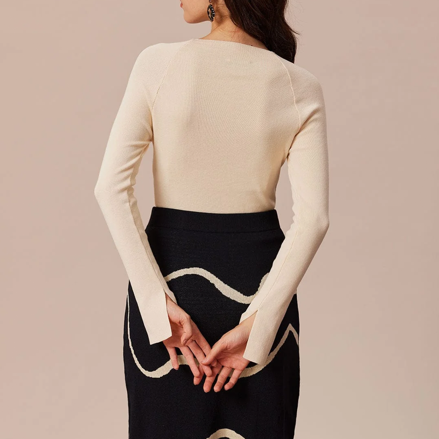 Beiges geripptes Strick‑Oberteil mit Cut‑Out‑Elementen und Schleifendetails